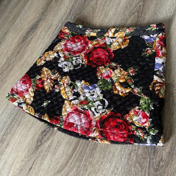 🌼 Forever 21 Floral Quilted Mini Skirt – Size Medium - Picture 2 of 15